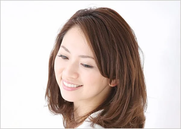 ヘアカタログに掲載された女性の髪型と顔まわり