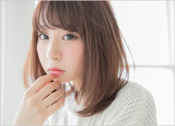 ヘアカタログに掲載された女性のヘアスタイル