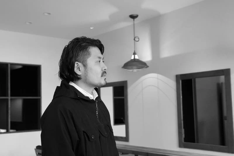 男性の横顔と髪の輪郭